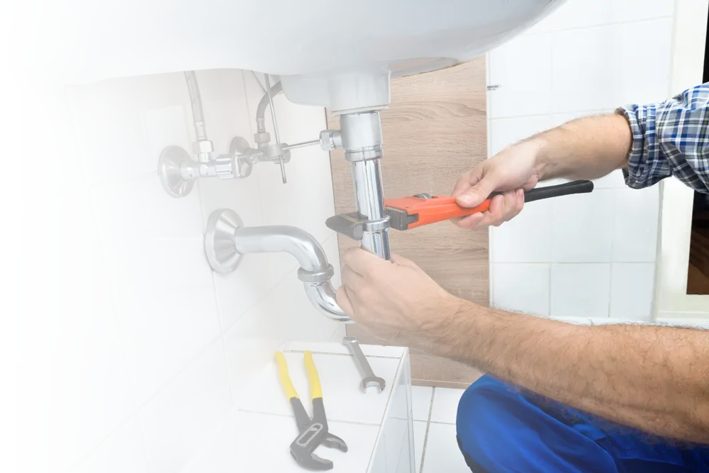 Fontanero arreglando desatasco de tubería en Toledo